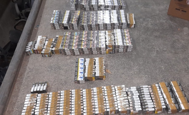 Митнически служители задържаха общо 65 320 къса 3266 кутии и