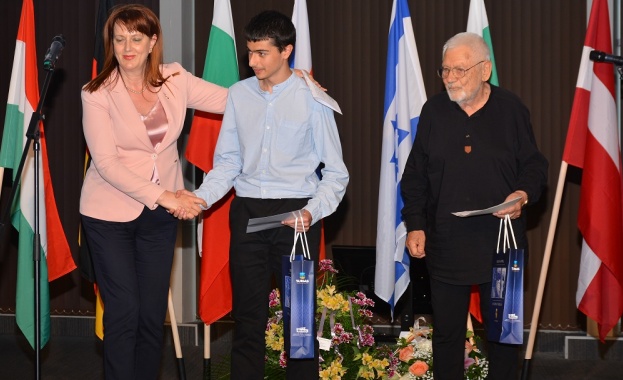 Международният литературен ученически конкурс Който спаси един човешки живот спасява