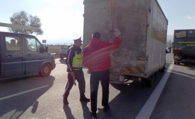 Заради катастрофа между два тежкотоварни автомобила е затворен пътят между