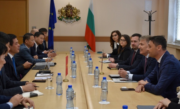 Министър Николов обсъди задълбочаване на икономическите отношения с министъра на индустрията и търговията на СР Виетнам