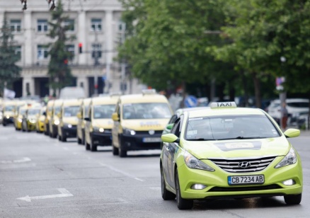 Таксиметрови шофьори протестират  в София с искане за повече стоянки