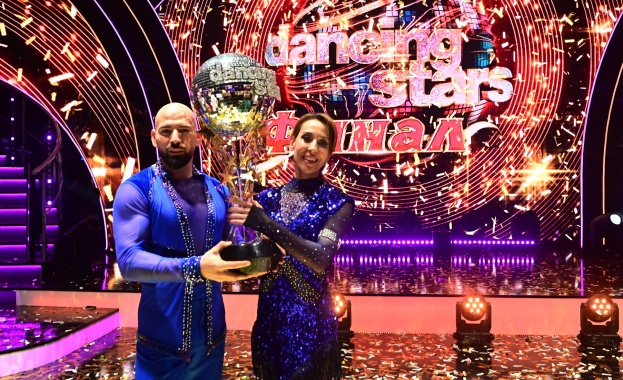 Неделя Щонова и Атанас Месечков вдигнаха шампионската купа в „Dancing Stars“ по bTV Неделя Щонова и Атанас Месечков вдигнаха шампионската купа в „Dancing Stars“ по bTV