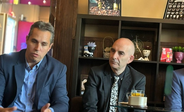 Петър Волгин бе радушно посрещнат вчера от десетки граждани в