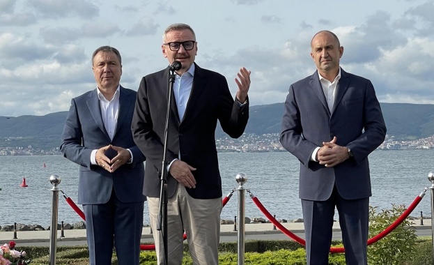 На официална церемония пред Портите на Старинен град Несебър президентът