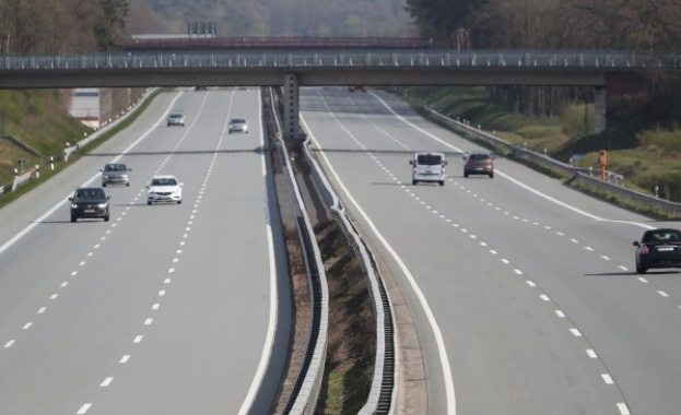 Трима души загинаха след като микробус се преобърна край германския