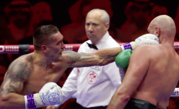 Украинецът Олександър Усик защити поясите на световен шампион в тежка