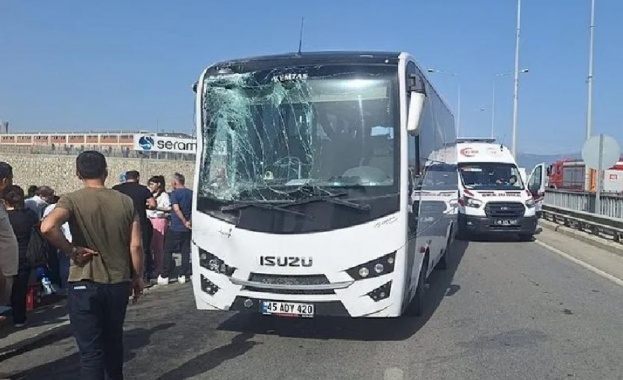 35 души са ранени при верижна катастрофа в Турция