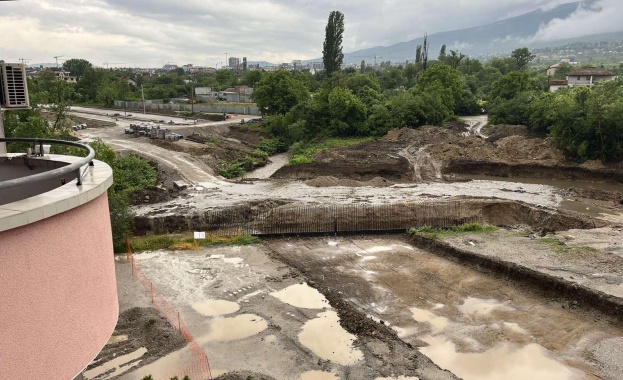 Река преля и скъса дига на новостроящия се булевард Тодор