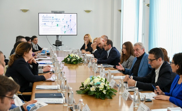 Министър Росен Карадимов представи за обсъждане проекта на стратегия на Българската банка за развитие Министър Росен Карадимов представи за обсъждане проекта на стратегия на Българската банка за развитие