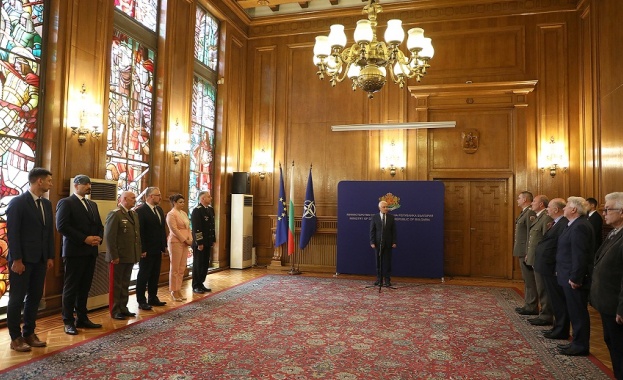 Министърът на отбраната Атанас Запрянов награди днес 23 май военнослужещи