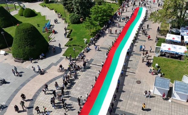 С шествия и празнични програми България отбеляза 24 май С шествия и празнични програми България отбеляза 24 май