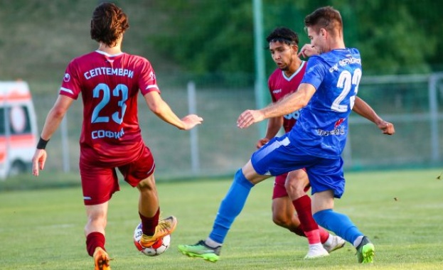 Септември се завърна в елита след класика за финал