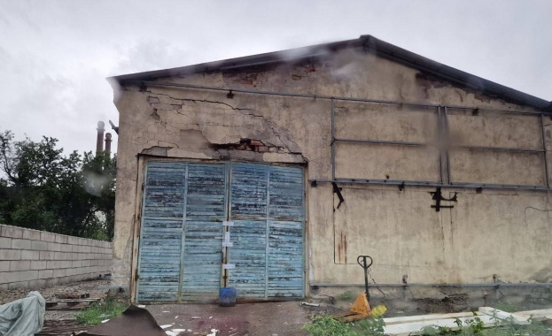 Откриха голямо количество опасни вещества в склад в Перник Намерени