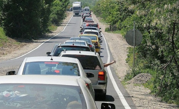 Движението по Подбалканския път от София до Златица ще бъде