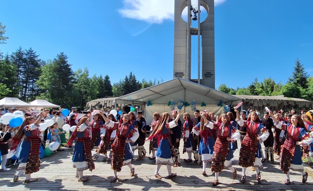 С много танци игри и подаръци се забавляваха децата в