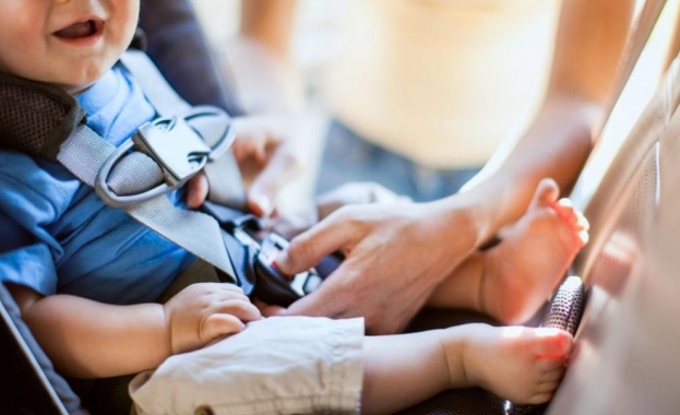 В автомобил малките деца трябва да седят само в специални