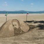 Чужденци изваяха лика на Ботев на бургаския плаж