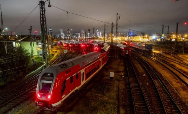 Вагони от влак със 185 пътници дерайлираха в Югозападна Германия