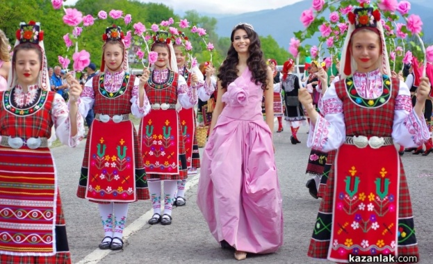 Кулминацията на Празника на розата събра в Казанлък стотици туристи