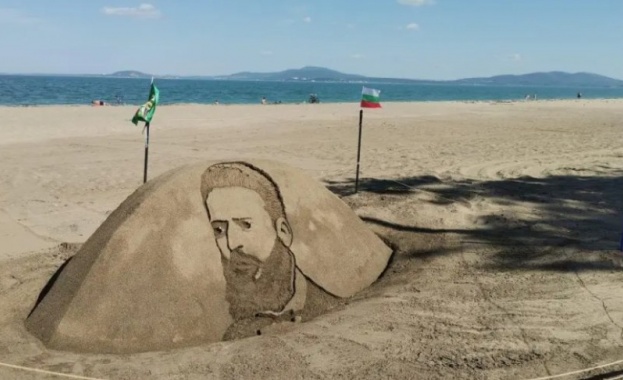 Ликът на Христо Ботев от пясък се появи на бургаския