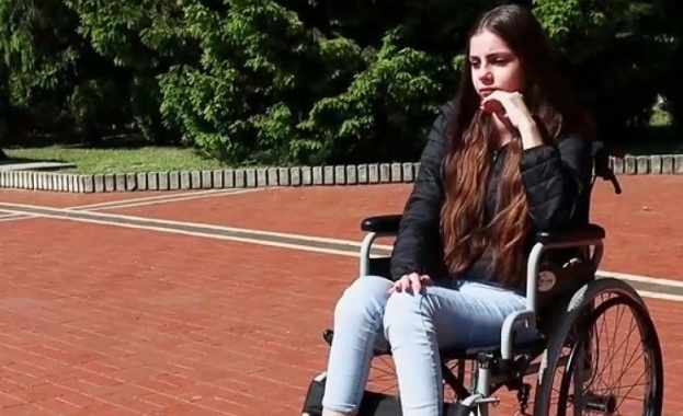 ЗОВ ЗА ПОМОЩ: 15-годишно момиче спешно се нуждае от средства за лечение