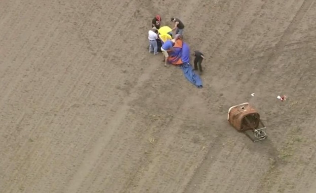Двама пътници и пилот са ранени след като балон с