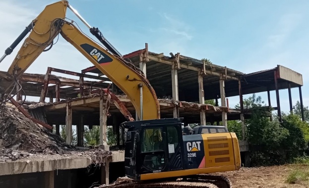 Продължават активните дейности по събаряне на старите сгради и разчистване