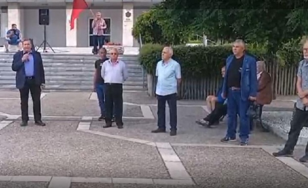 От „Неутрална България“ проведоха митинг в Раднево в подкрепа на миньорите и енергетиците от комплекс „Марица изток“