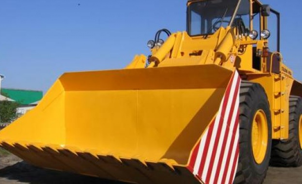 Фадрома събори две огради на къщи и премаза паркирал в