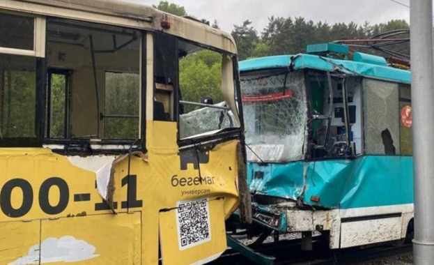 Един човек е загинал и близо 90 са ранени при сблъсък между два трамвая в руския град Кемерово (Обновена)