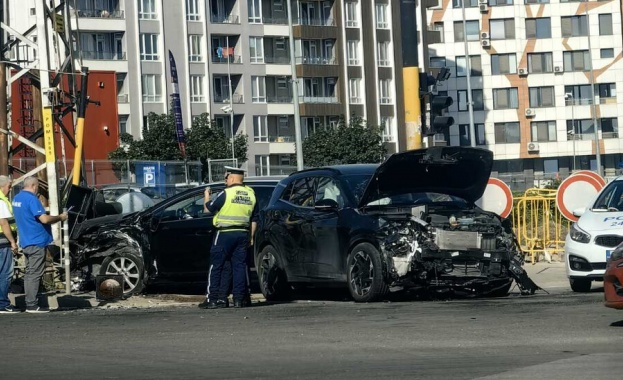 Тежка катастрофа с две коли в София, едната изхвърча и се заби в стълб 