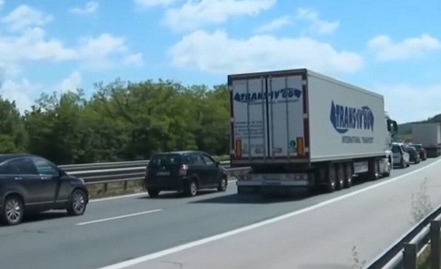 Временно се пренасочва тежкотоварното движение от пътен възел Вакарел на