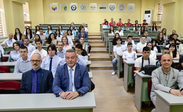 Посланикът на Чехия към български студенти: Гласувайте, вашият вот е решаващ за бъдещето 