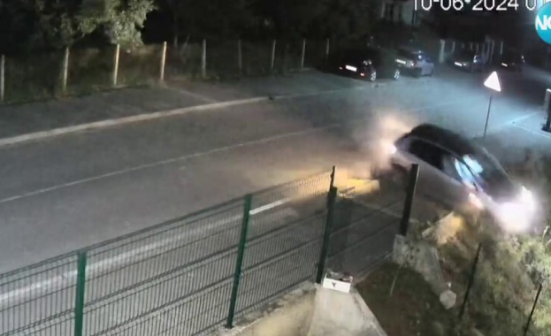 Автомобил изхвърча от пътя и влезе в двора на семейство