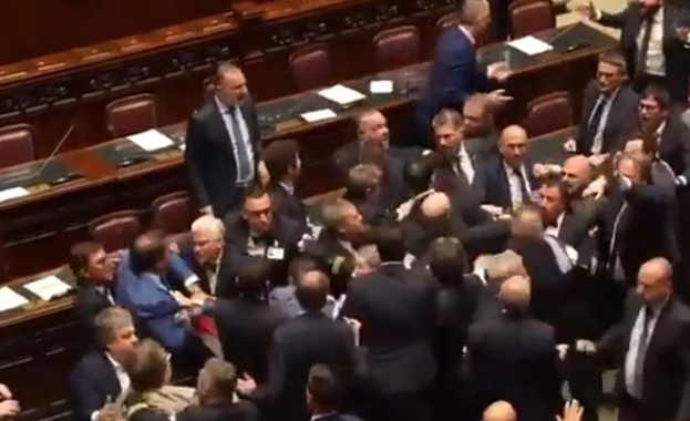 Опозиционен депутат беше изведен с инвалидна количка от Долната камара