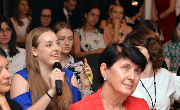 Туптящото сърце на града – съвременната жена Туптящото сърце на града – съвременната жена