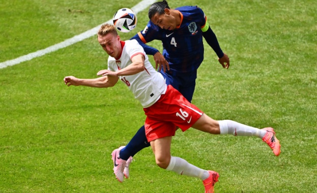 Нидерландия преодоля пасив от един гол и спечели с 2 1