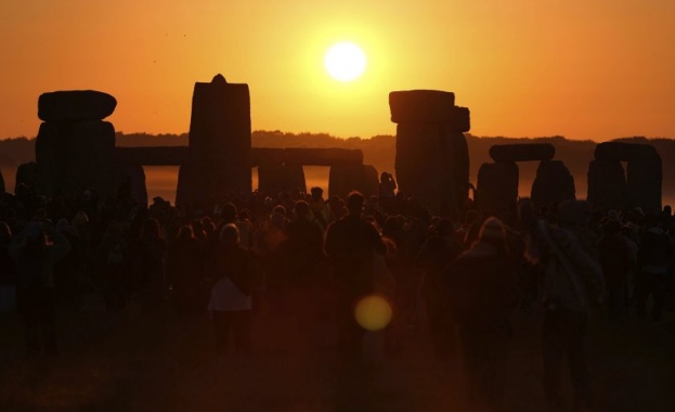 Хиляди хора се събраха на различни места в Обединеното кралство