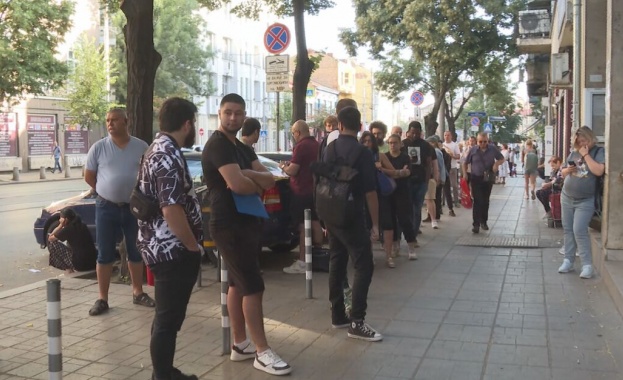 Опашки пред дирекция Миграция в столицата български и чуждестранни граждани