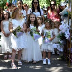 Повече от 300 малки булки дефилираха из улиците на Асеновград