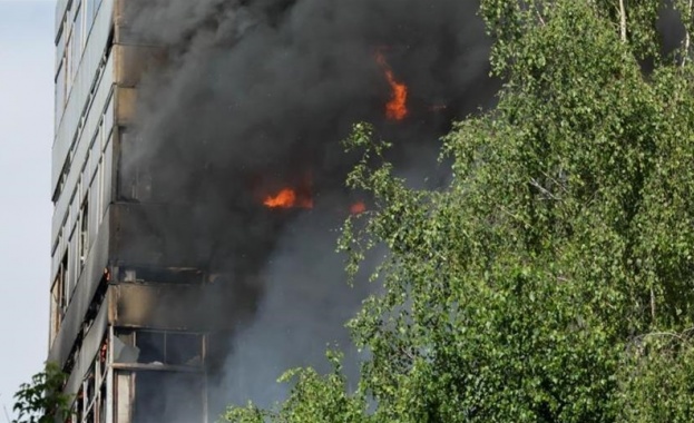Хеликоптери и пожарникари гасят голям пожар в Подмосковието