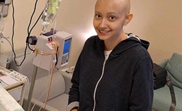 Тя е на 16 години учи в Национална търговско банкова гимназия