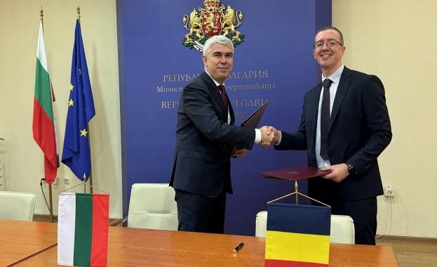 Енергийният министър Владимир Малинов и представителят на ОМВ румънската ОМВ