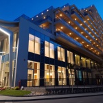 Нов петзвезден хотел с уникален стълбовиден дизайн в Златни пясъци отвори за гости