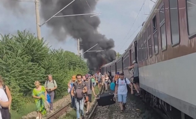Седем души загинаха а петима са ранени след като влак