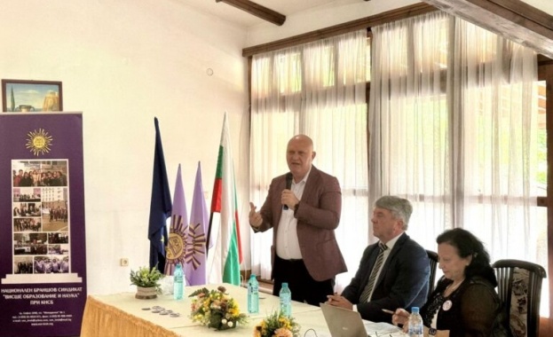 За последната една година заплатата за най ниската академична длъжност в