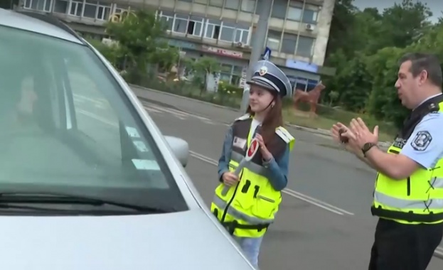 Необичайна акция на пътя деца спират шофьори с призиви
