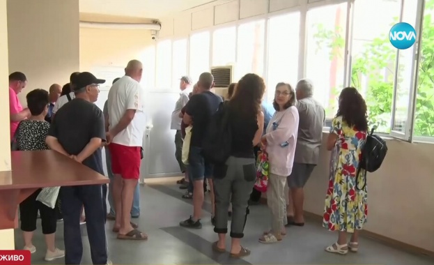 Болни чакат с часове понякога с дни наред на опашка