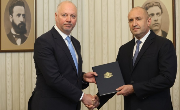 Президентът Румен Радев връчи на ГЕРБ СДС първия мандат за съставяне