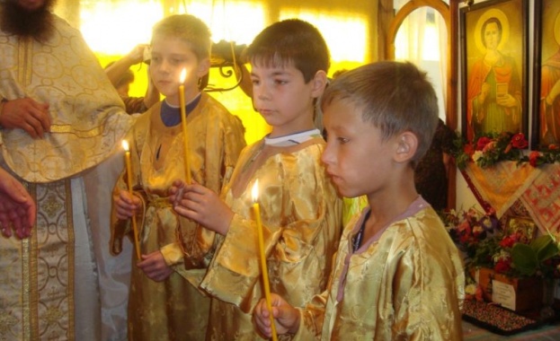 Да бъдеш иподякон: Децата, които предвождат църковните шествия